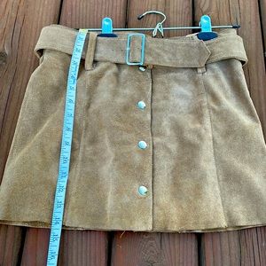 Suede Skirt. Old Navy. Size 4. Snap front. Belt included